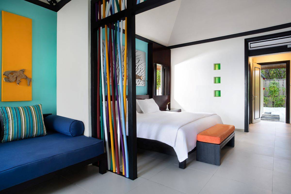 Dhawa Ihuru, Malediven, Beachfront Jet Pool Villa, Ansicht Schlafzimmer und Sofaecke