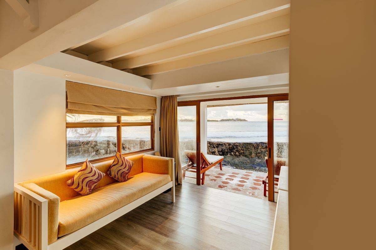 Cinnamon Dhonveli Maledives, Malediven, Duplex Garden Bungalow, Wohnbereich mit Ausgang zur Terrasse