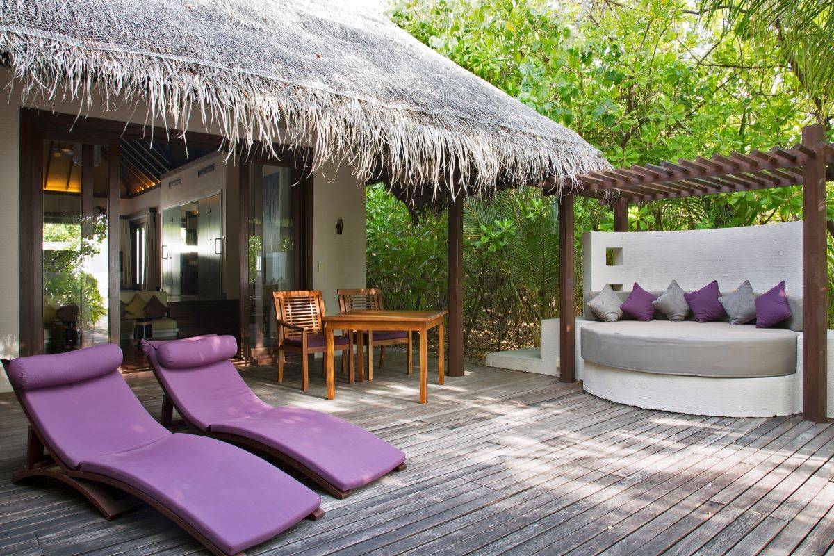 Coco Bodu Hithi, Malediven, Island Villa, Terrasse mit Sonnenliegen