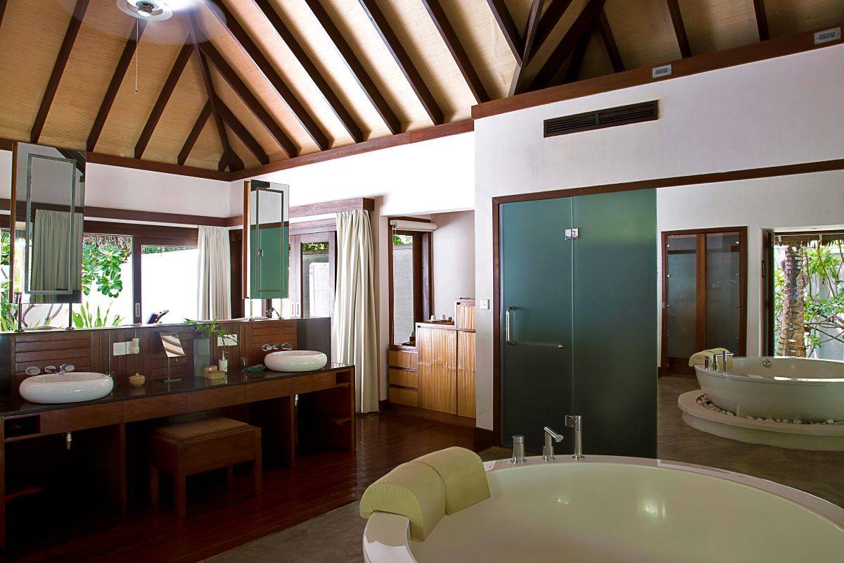 Coco Bodu Hithi, Malediven, Island Villa, Badezimmer mit Badewanne