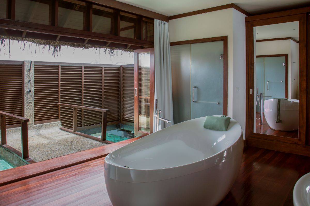 Coco Bodu Hithi, Malediven, Water Villa, Badezimmer mit Badewanne