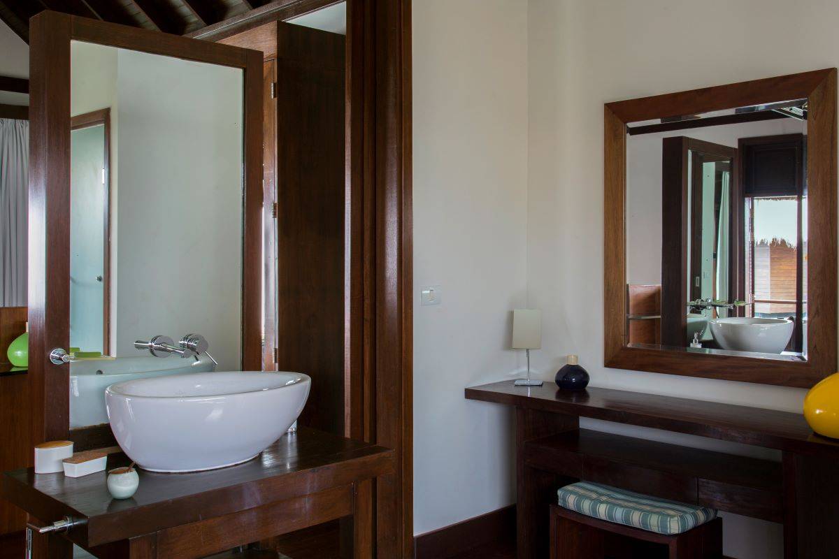 Coco Bodu Hithi, Malediven, Water Villa, Badezimmer mit Waschbecken