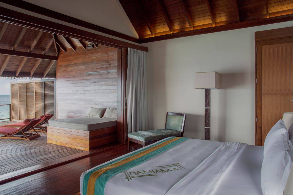 Coco Bodu Hithi, Malediven, Water Villa, Schlafzimmer mit Ausgang zur Terrasse