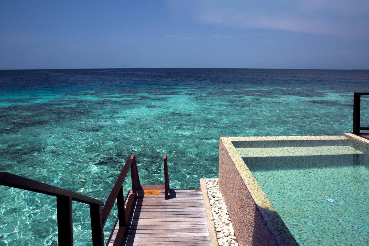 Coco Bodu Hithi, Malediven, Water Villa, Pool und Zugang zum Meer