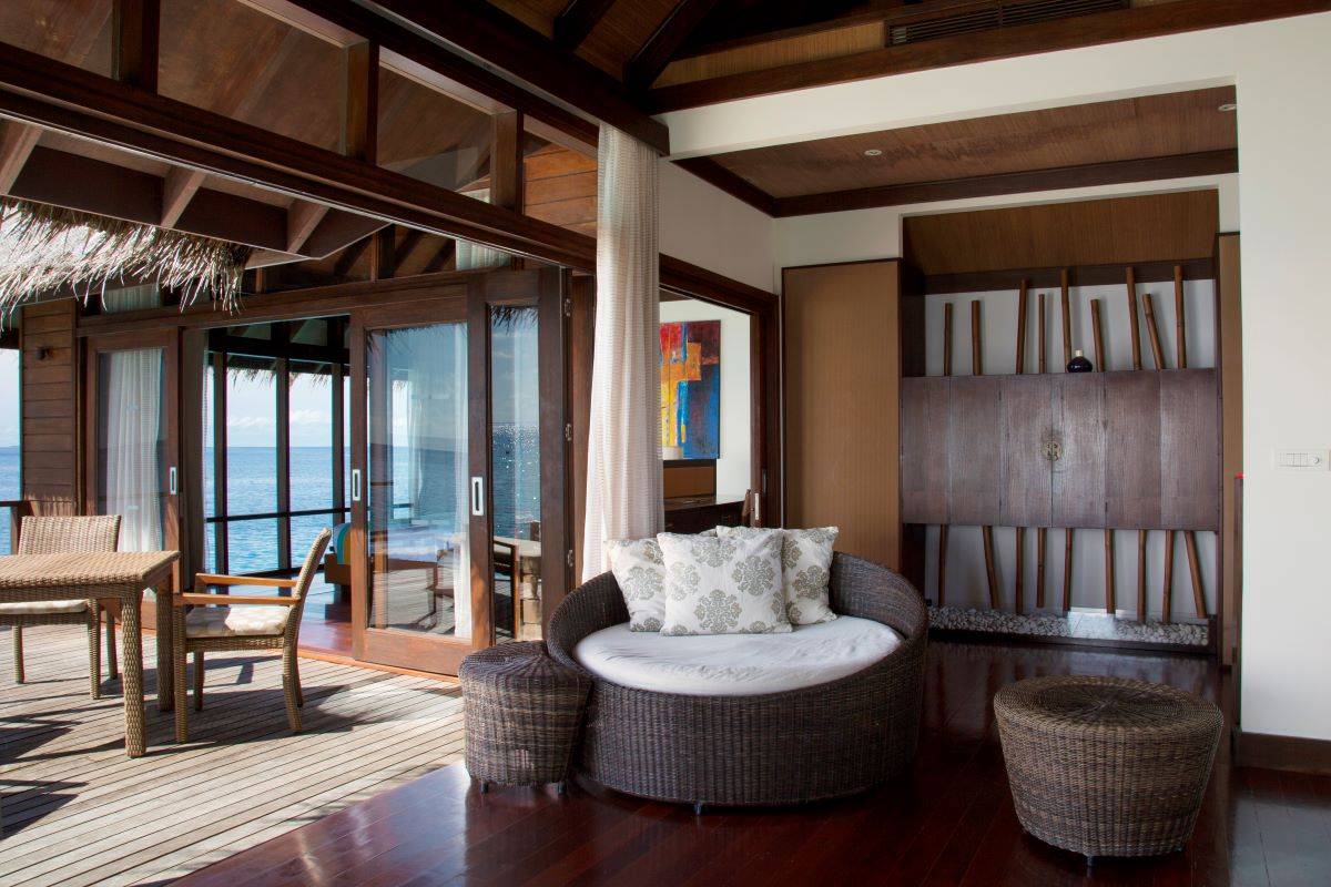 Coco Bodu Hithi, Malediven, Escape Water Villa, Terrasse mit Sitzgelegenheiten