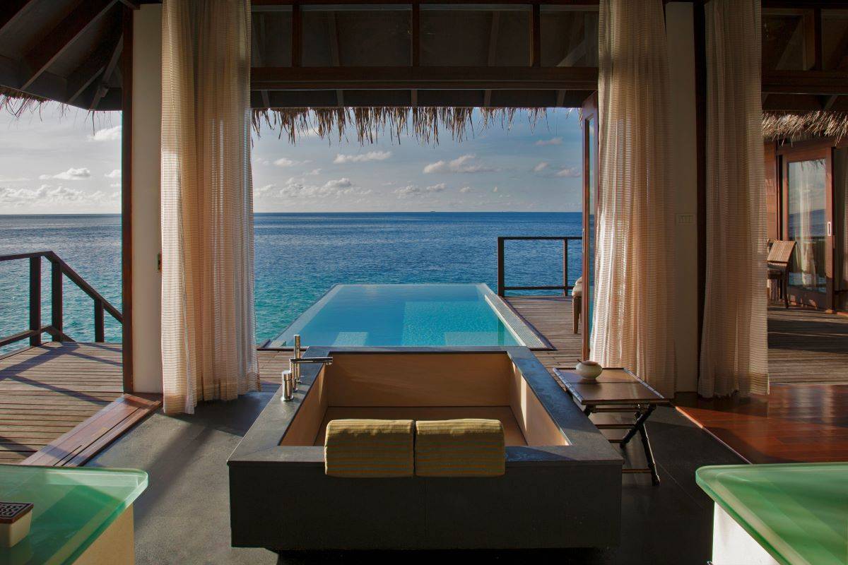 Coco Bodu Hithi, Malediven, Escape Water Villa, Terrasse mit Badewanne und Pool