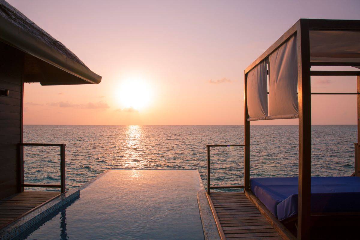 Coco Bodu Hithi, Malediven, Coco Residence, Terrasse mit Pool bei Sonnenuntergang