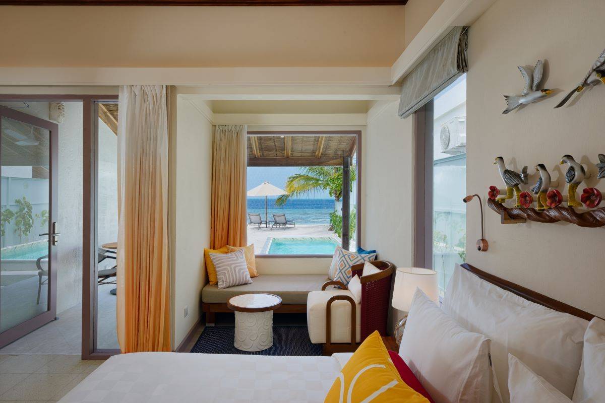 OBLU NATURE Helengeli by SENTIDO, Malediven, Deluxe Beach Villa with Pool, Schlafzimmer mit Sitzecke
