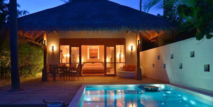 Deluxe Beach Bungalow with Pool bei Nacht, Huvafen Fushi Maldives