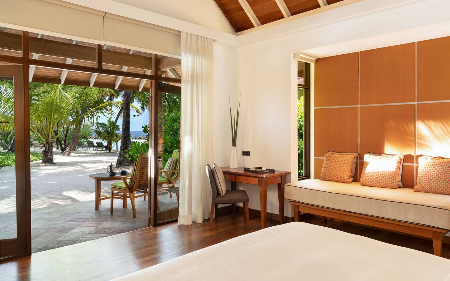Kurumba_Maldives_Deluxe_Bungalow_2