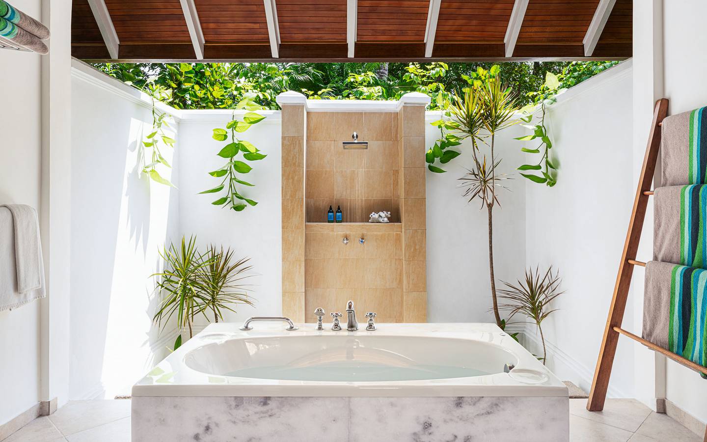 Kurumba_Maldives_Deluxe_Bungalow_4