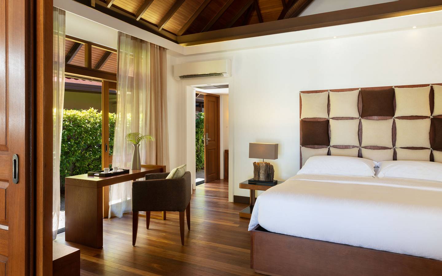 Kurumba_Maldives_Beach_Villa_1