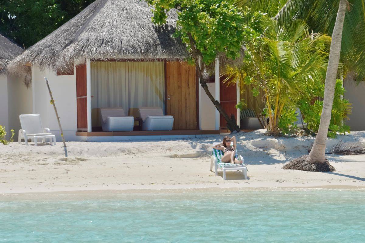 Thulhagiri Island Resort & Spa, Malediven, Standard Deluxe Beach Bungalow, Terrasse und Strand