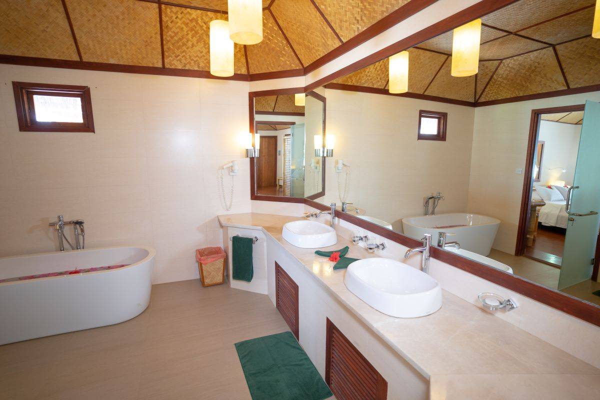 Thulhagiri Island Resort & Spa, Malediven, Standard Deluxe Beach Bungalow, Badezimmer mit 2 Waschbecken