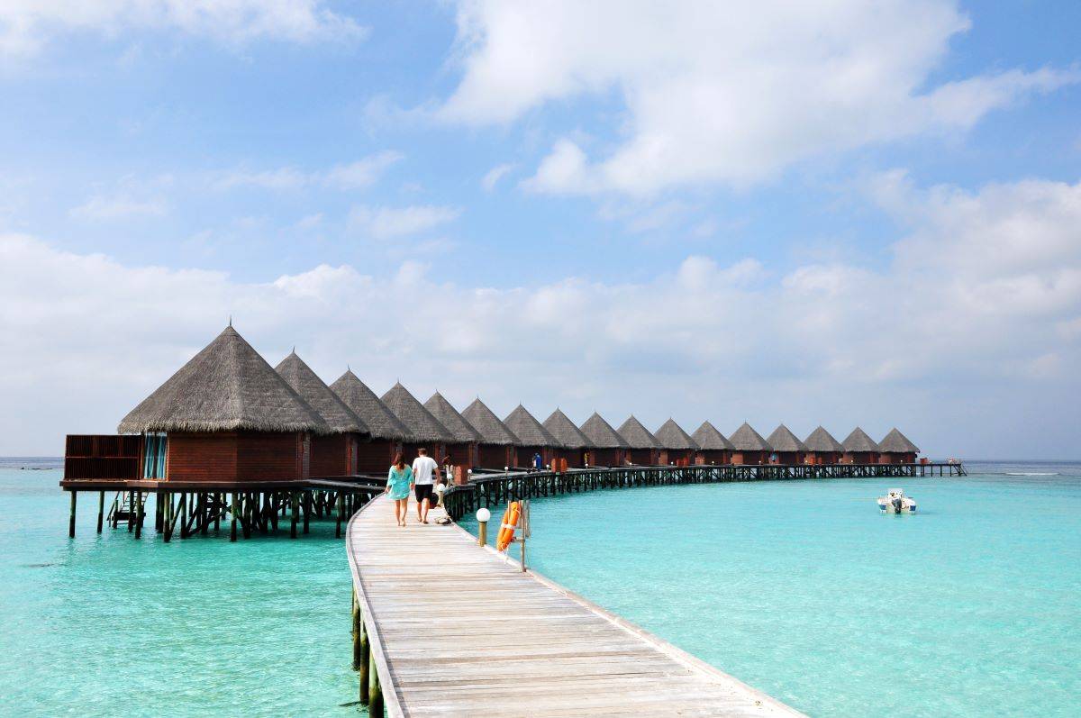 Thulhagiri Island Resort & Spa, Malediven, Water Bungalow, Steg mit Überwasser Bungalows