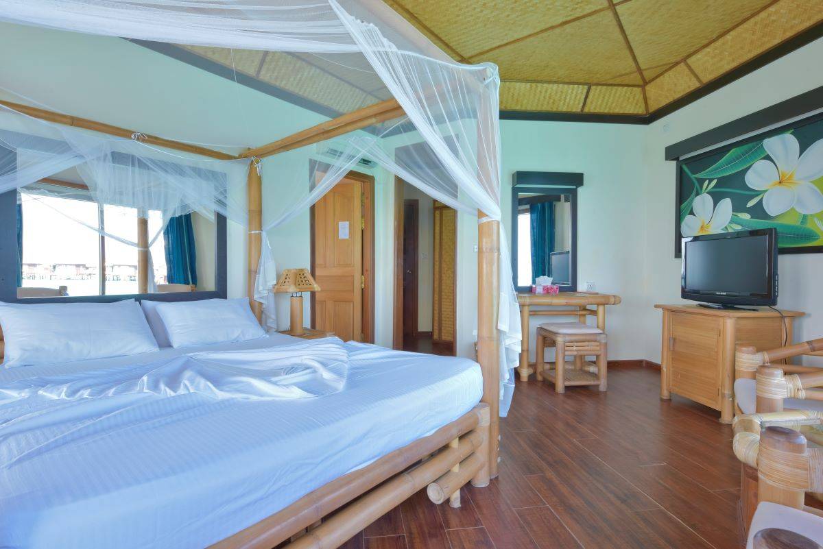 Thulhagiri Island Resort & Spa, Malediven, Water Bungalow, Schlafzimmer