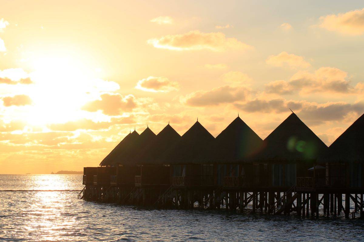 Thulhagiri Island Resort & Spa, Malediven, Water Bungalow,, Wasserbungalows bei Sonnenuntergang