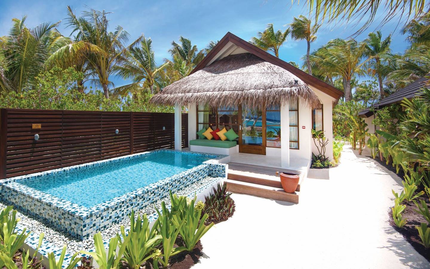 oblu-select-at-sangeli-maldives-beachvilla-with-pool-garden
