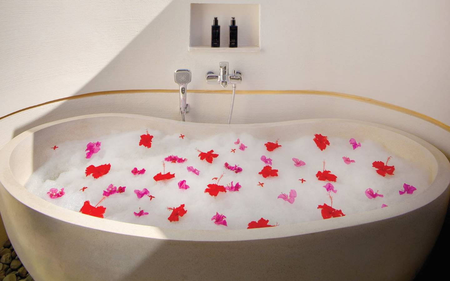 oblu-select-at-sangeli-maldives-beachvilla-with-pool-bath-tube