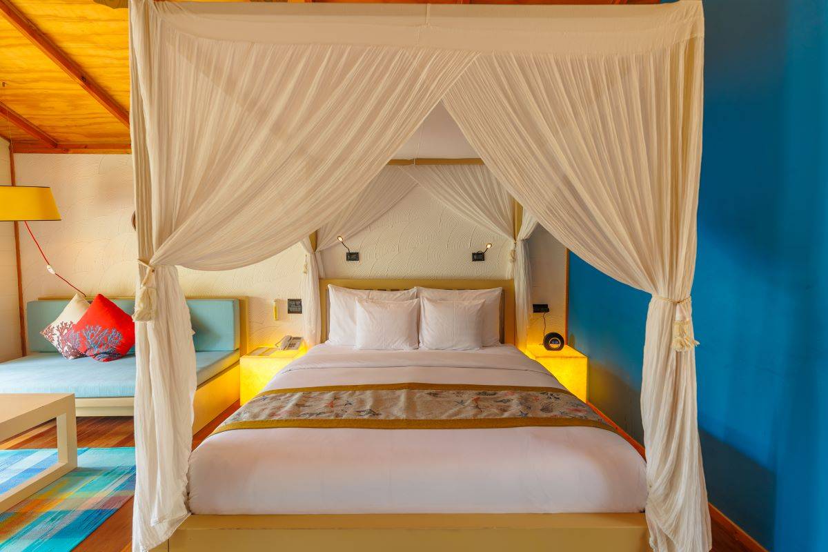 Meeru Island Resort, Malediven, Jacuzzi Beach Villas, Schlafzimmer mit Himmelbett