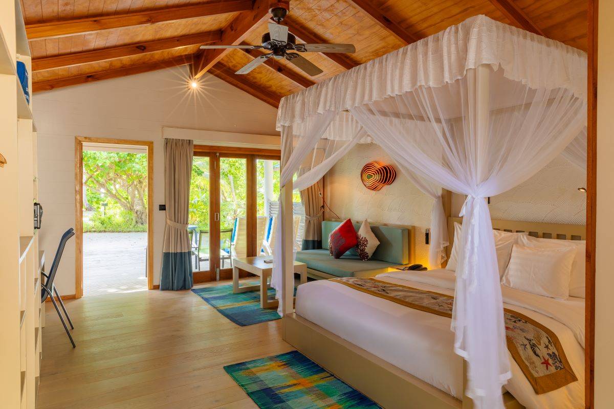 Meeru Island Resort, Malediven, Jacuzzi Beach Villas, Schlafzimmer mit Ausgang zur Terrasse