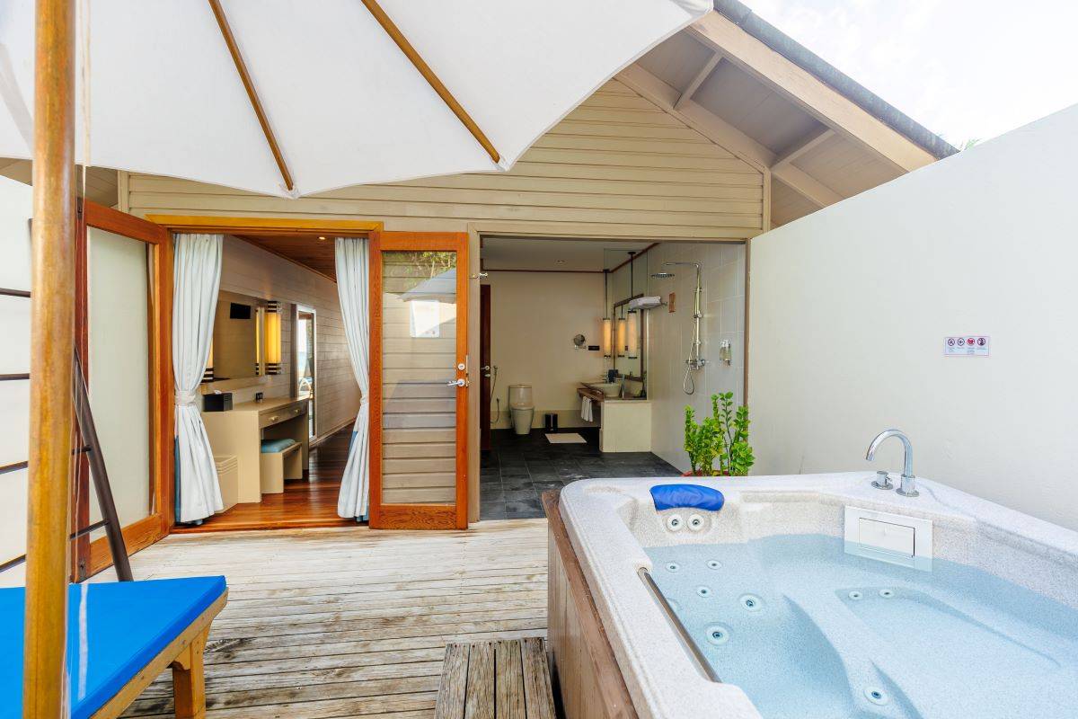 Meeru Island Resort, Malediven, Jacuzzi Beach Villas, Jacuzzi im Freien