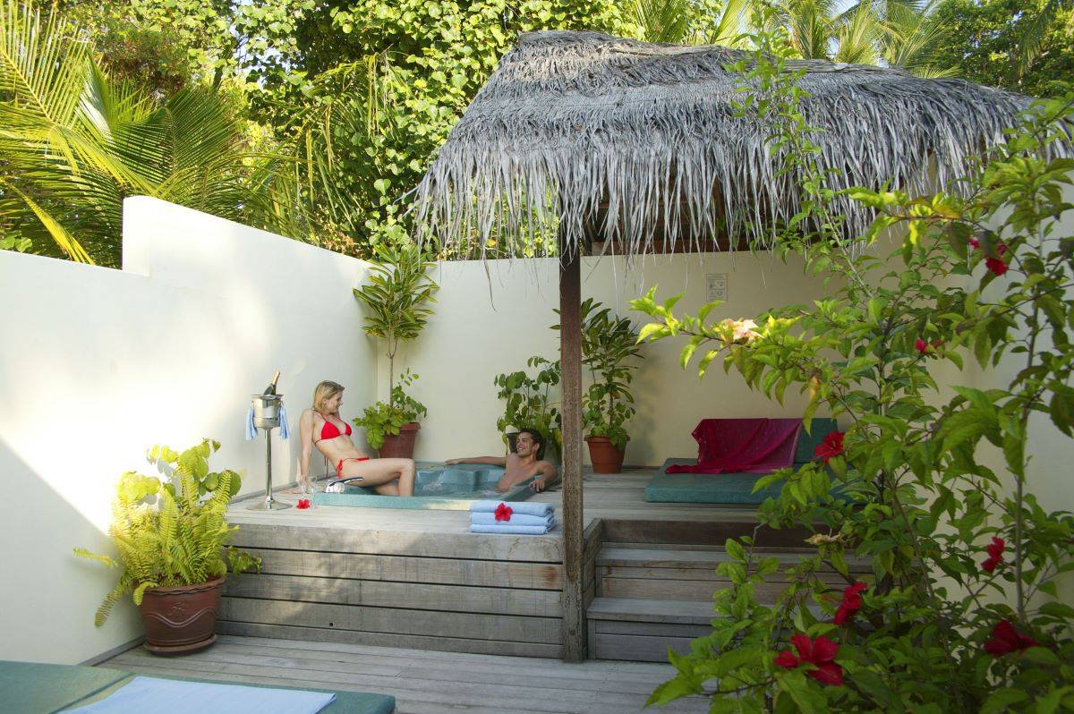 Meeru Island Resort, Malediven, Jacuzzi Beach Villas, Terrasse mit Paar im Jacuzzi