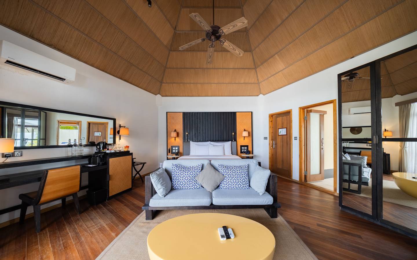 Meeru_Island-Resort-Malediven-Water-Front -Villa_Interieur-3