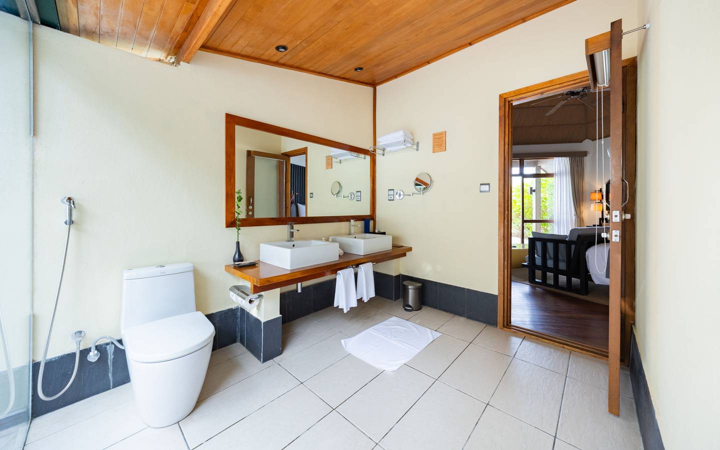 Meeru_Island-Resort-Malediven-Water-Front -Villa_Interieur-7