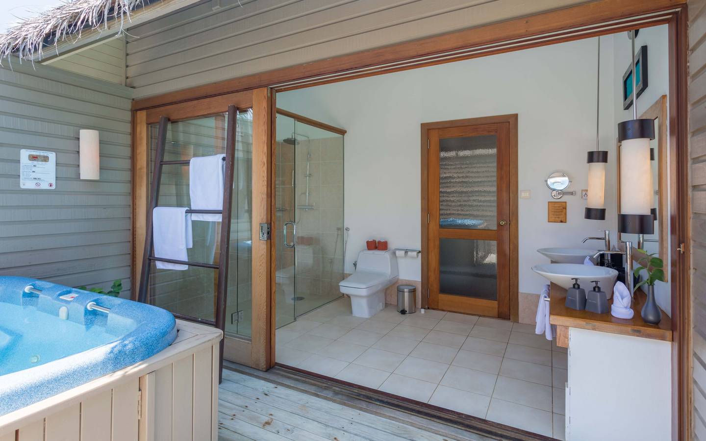 Meeru_Island_Jacuzzi_Water_Villa_6