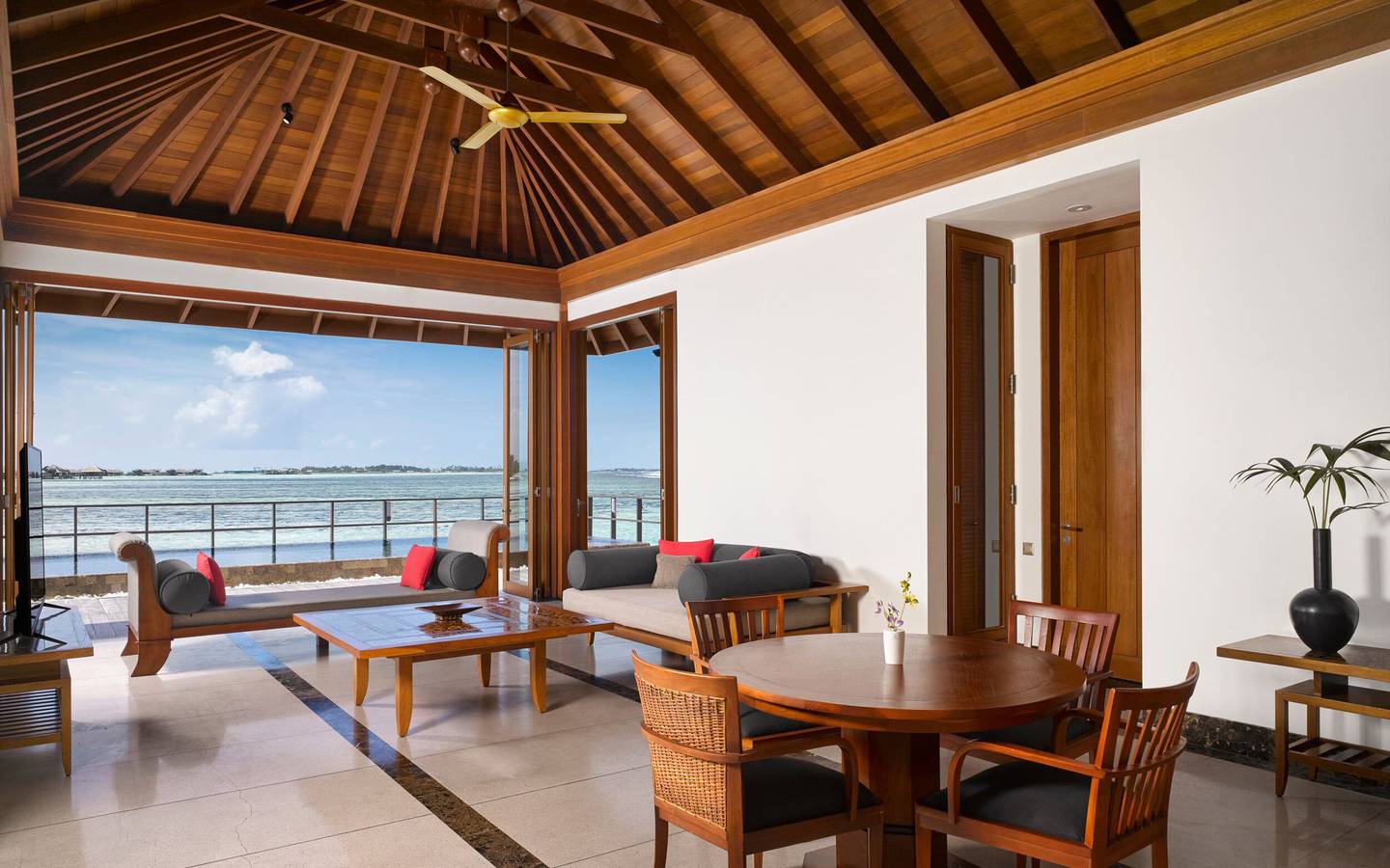 Villa_Nautica_Two_bedroom_Ocean_Suite_with_Pool_Wohnen