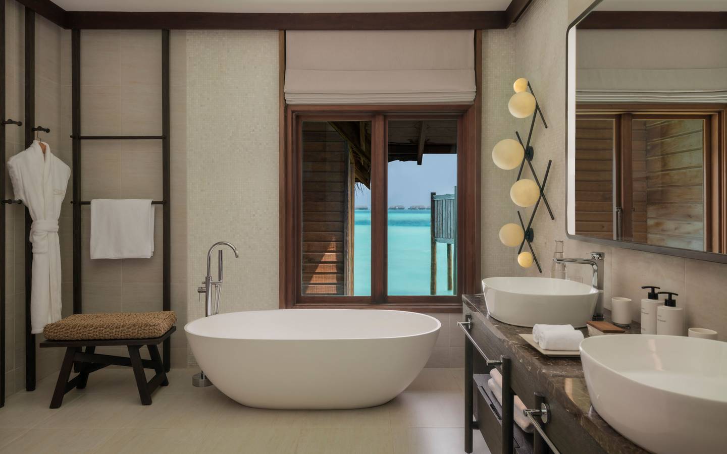 Conrad_Maldives_Sunreise_Water_Villa_Badezimmer