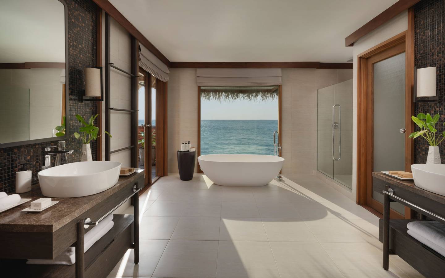 Conrad_Maldives_Deluxe_Water_Villa_with_Pool_Badezimmer