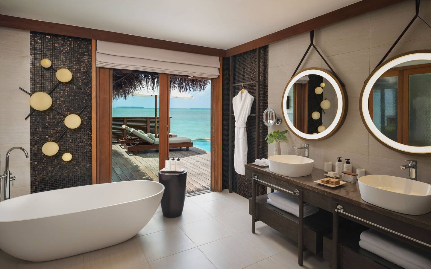 Conrad_Maldives_Sunset_Water_Villa_with_Pool_Badezimmer