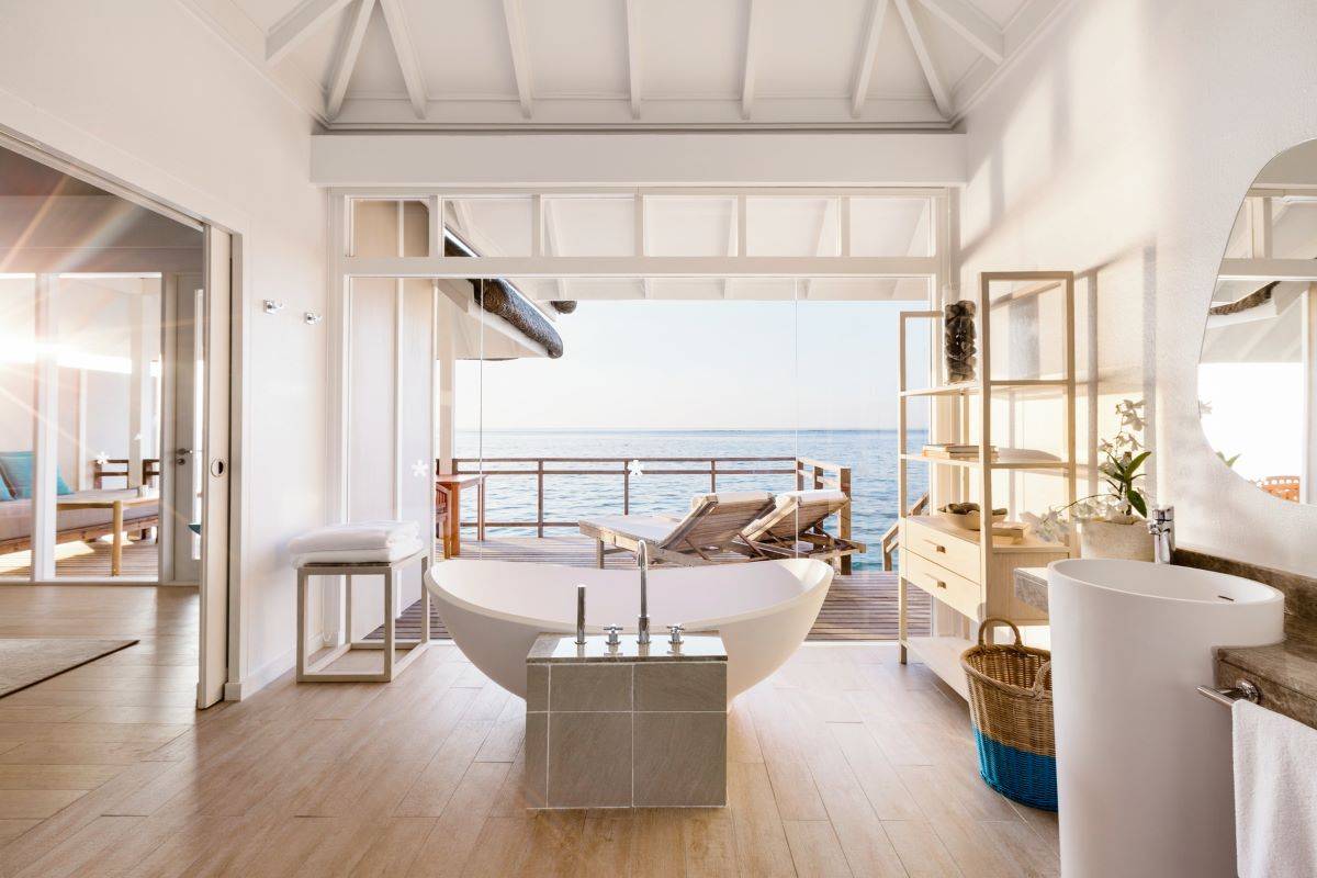 Lux* South Ari Atoll, Water Villa, Badezimmer mit Zugang zum Meer