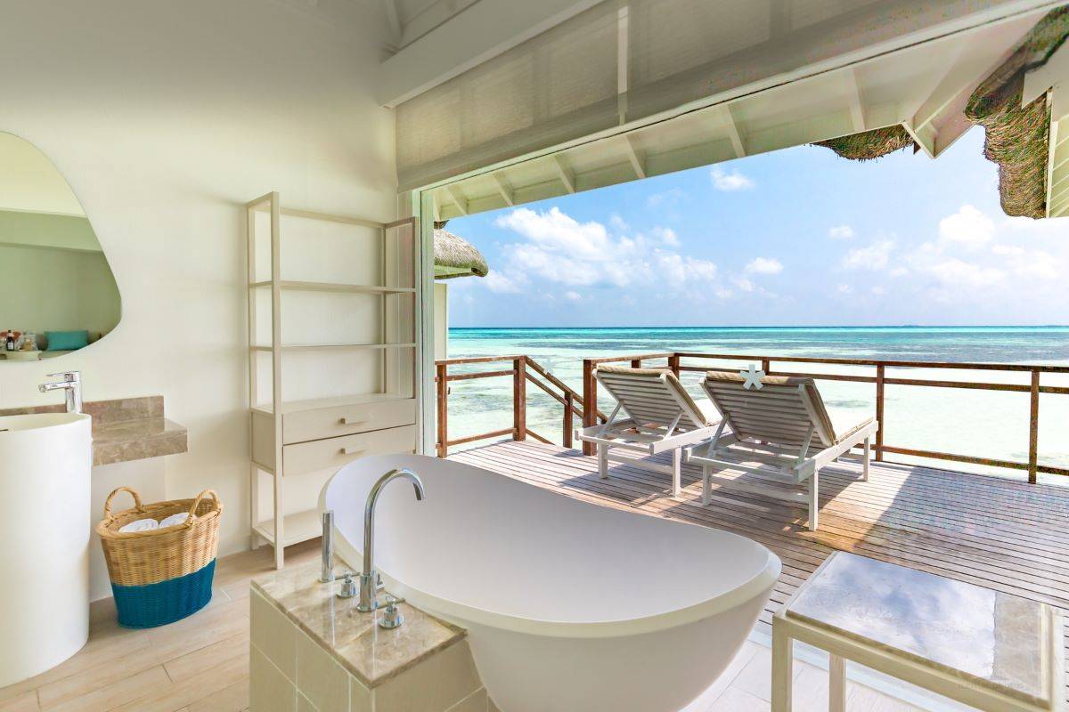 Lux* South Ari Atoll, Water Villa, Badezimmer mit Zugang zum Außenbereich