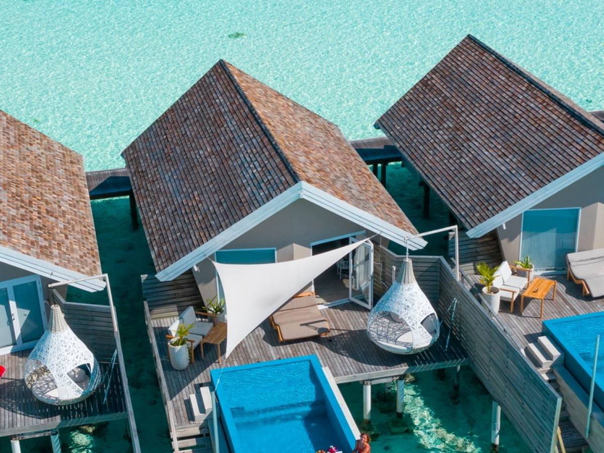 Lux* South Ari Atoll, Romantic Pool Water Villa, Außenansicht mit Pool und Zugang zum Meer