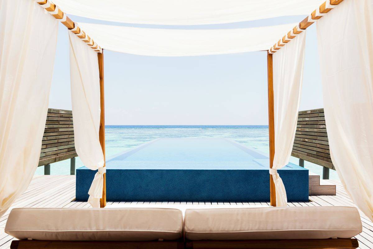 Lux* South Ari Atoll, Temptation Pool Water Villa, Himmelbett mit Ausblick auf Pool und Meer