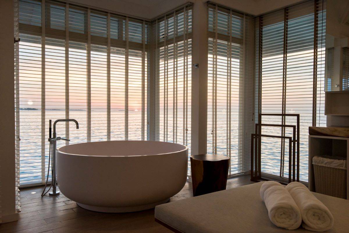 Lux* South Ari Atoll, Lux* Villa, Runde Badewanne mit Ausblick