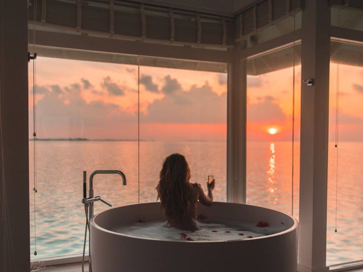 Lux* South Ari Atoll, Lux* Villa, große Badewanne mit Ausblick auf das Meer