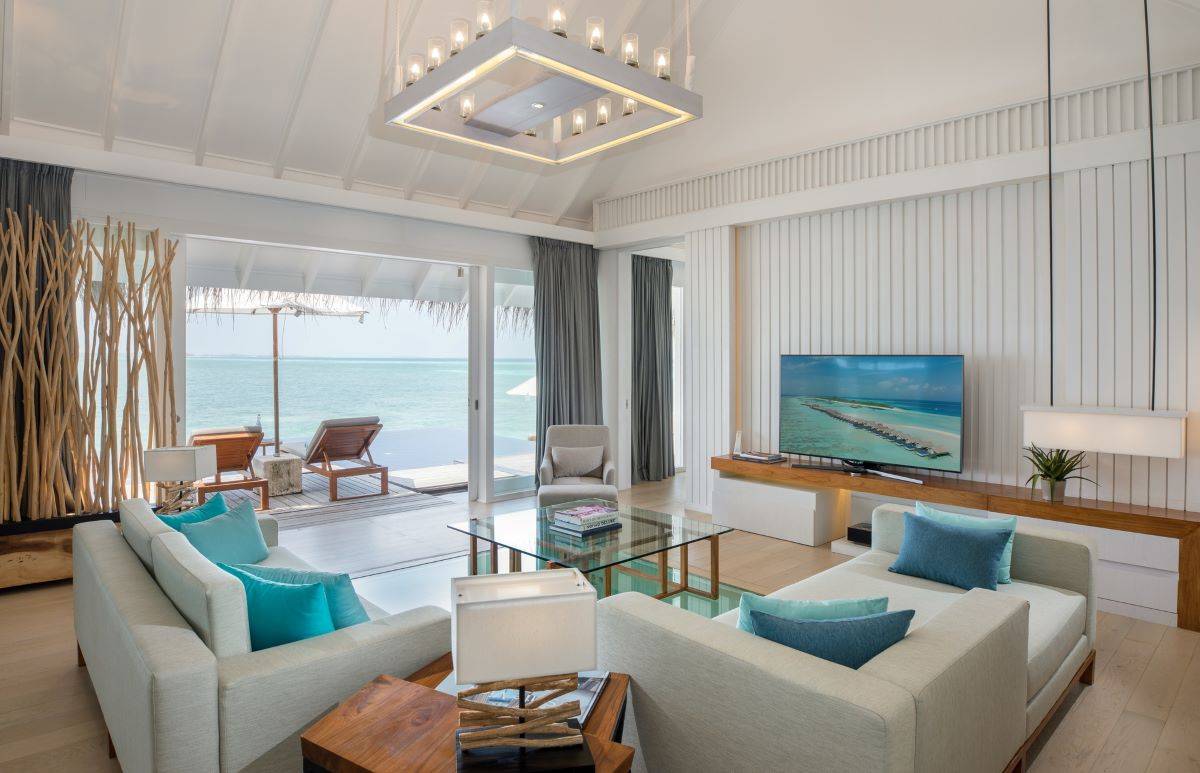 Lux* South Ari Atoll, Lux* Villa, Wohnbereich mit Glasboden und Zugang zur Terrasse