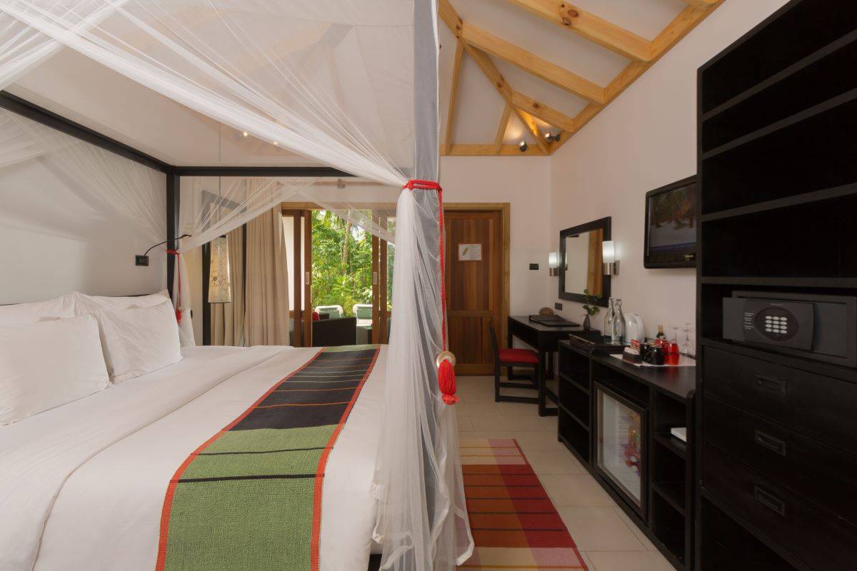 Vilamendhoo Island Resort, Malediven, Garden Room, Schlafzimmer mit Ausgang zur Terrasse