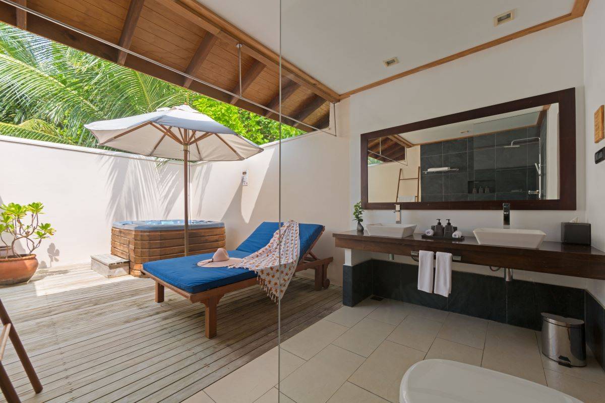 Vilamendhoo Island Resort, Malediven, Jacuzzi Beach Villa, halboffenes Bad mit Jacuzzi