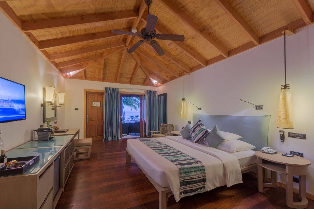Vilamendhoo Island Resort, Malediven, Jacuzzi Beach Villa, Schlafzimmer mit Ausgang zur Terrasse