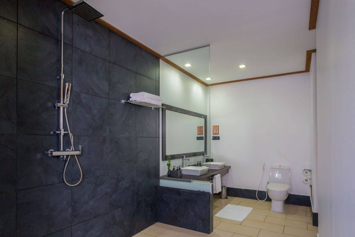 Vilamendhoo Island Resort, Malediven, Jacuzzi Water Villa, Badezimmer