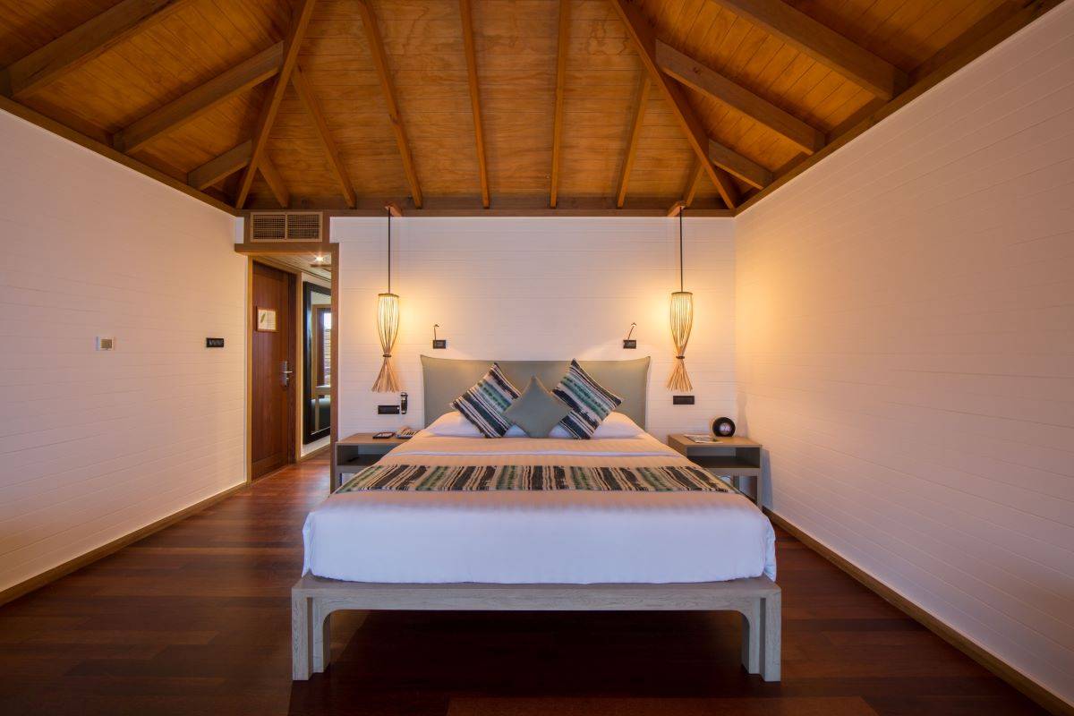 Vilamendhoo Island Resort, Malediven, Jacuzzi Water Villa, Schlafzimmer