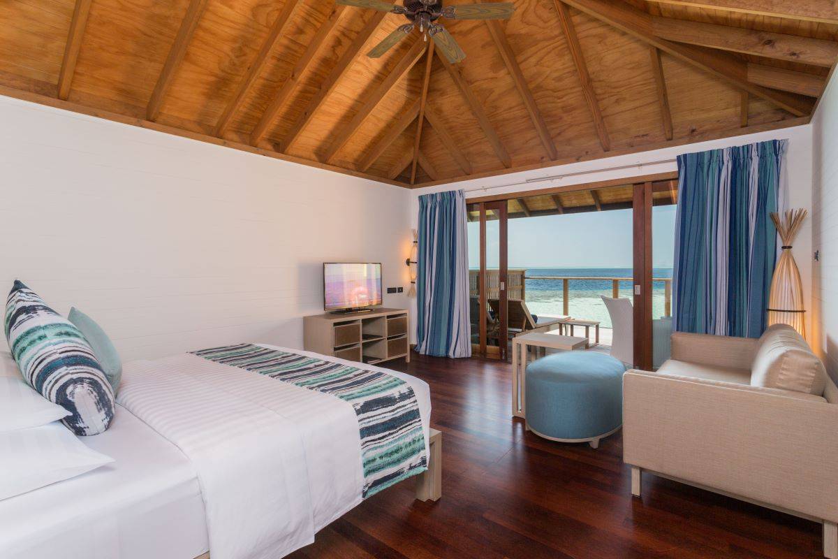 Vilamendhoo Island Resort, Malediven, Jacuzzi Water Villa, Schlafzimmer mit Ausgang zur Terrasse