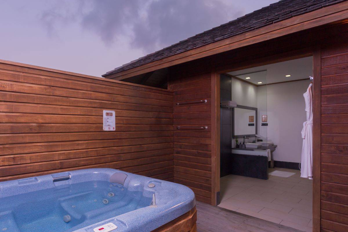 Vilamendhoo Island Resort, Malediven, Jacuzzi Water Villa, Jacuzzi