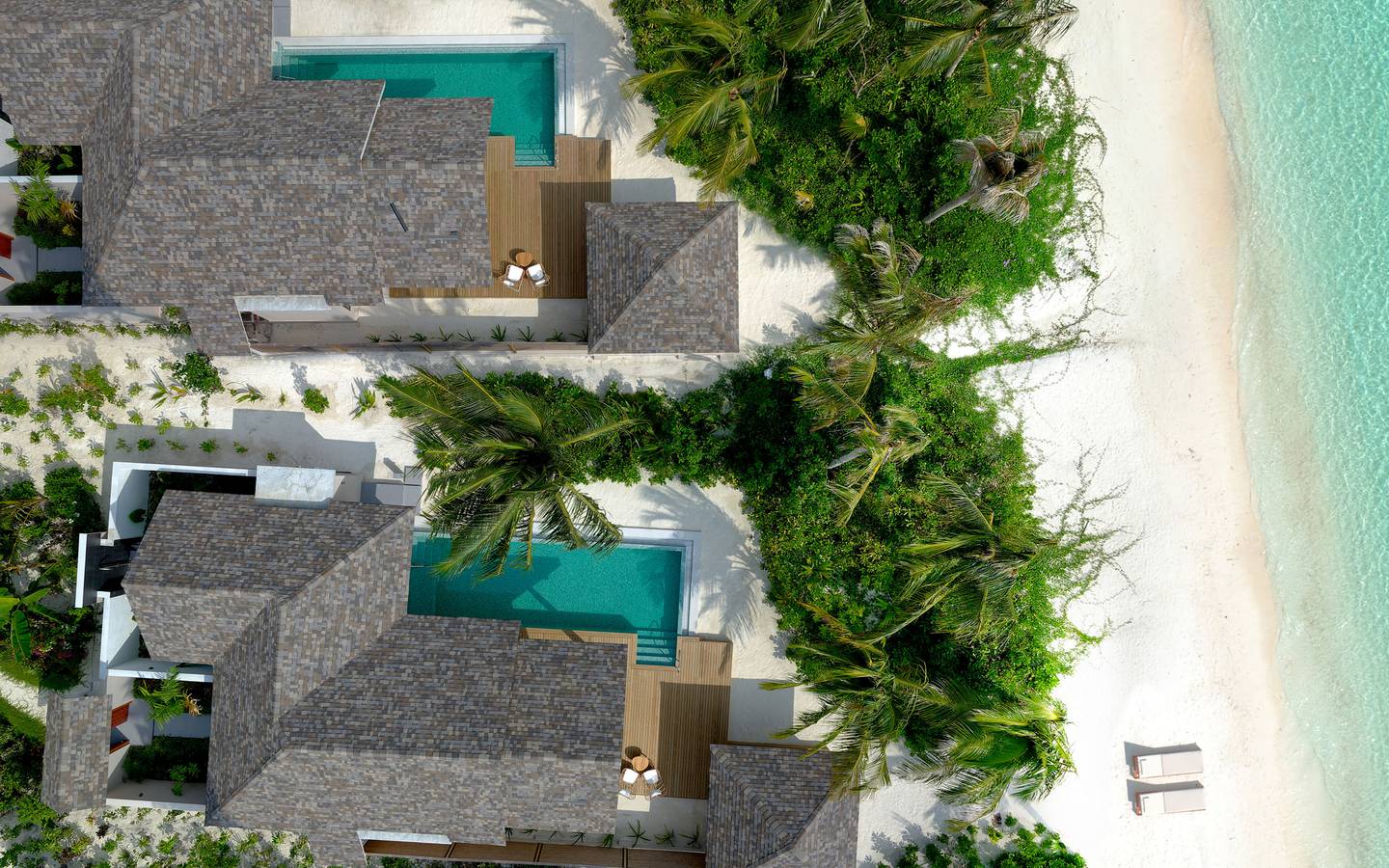 Ananea-Madivaru-Maldives-Deluxe-Beach-Pool-Villa-Drohnenaufnahme