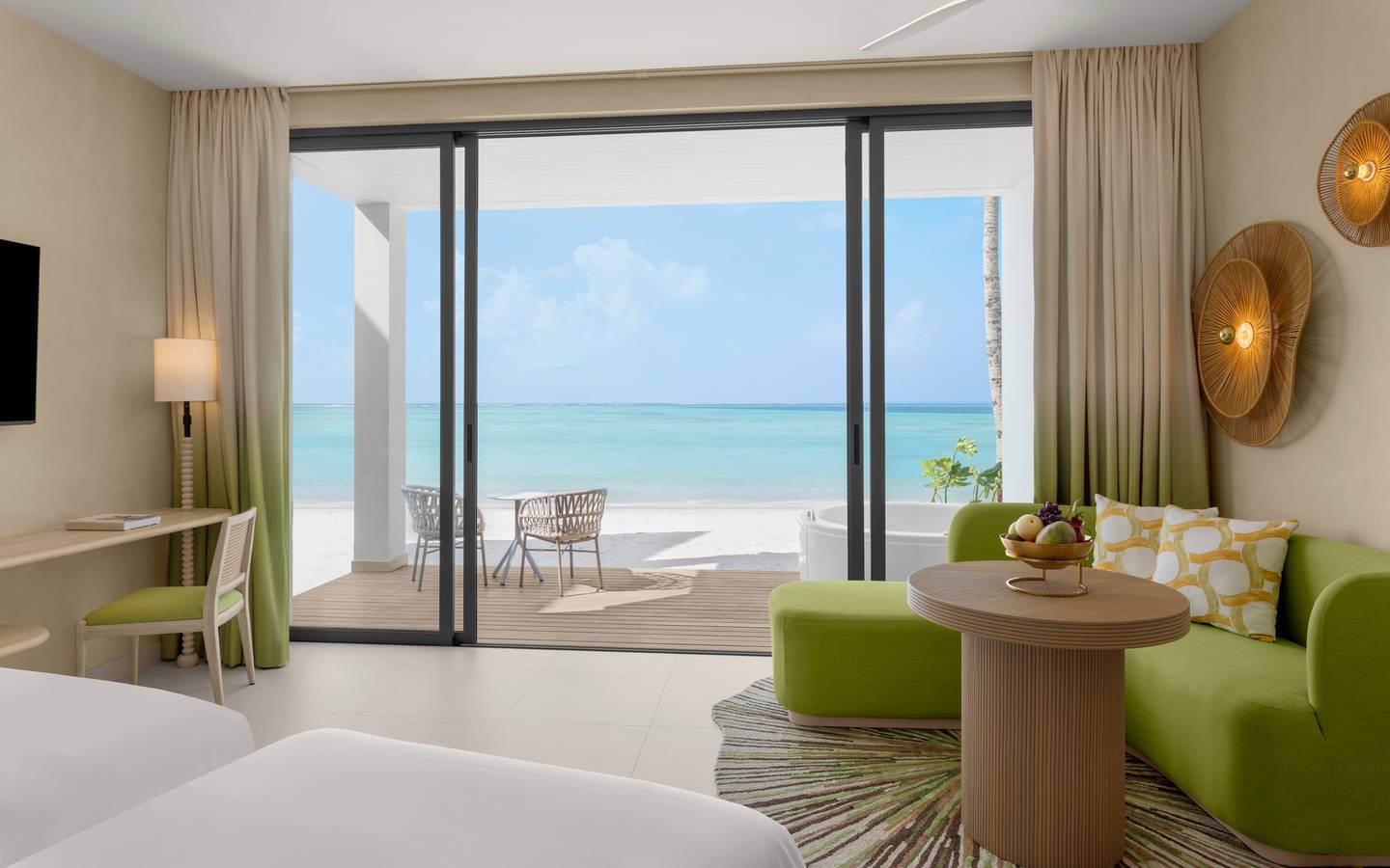 Centara_Mirage_Beachfront_Room_with_Jacuzzi_3
